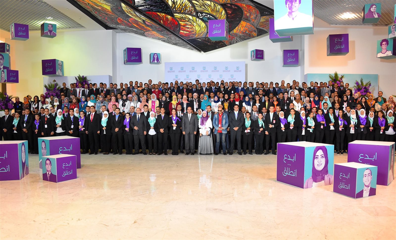 الرئيس عبد الفتاح السيسي يتوسط مجموعة من شباب المؤتمر