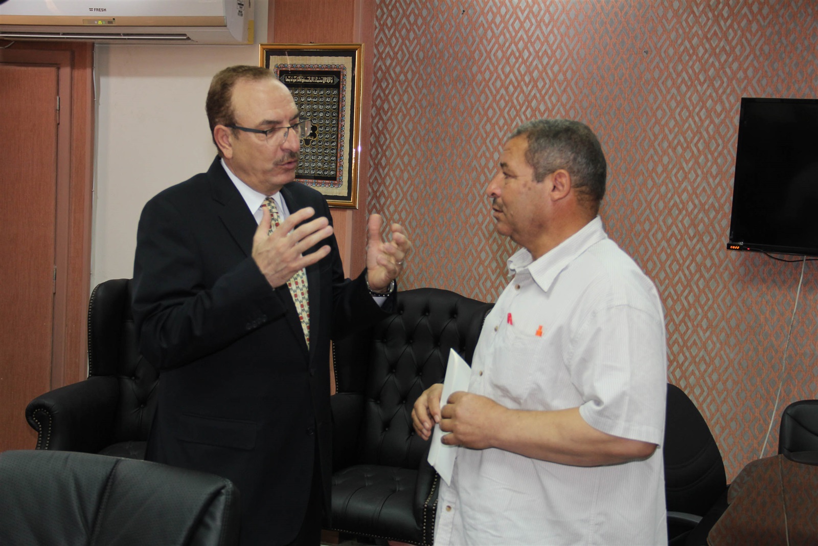 محافظ بني سويف يسقبل والد الشهيد مجند أسامة علي عيد