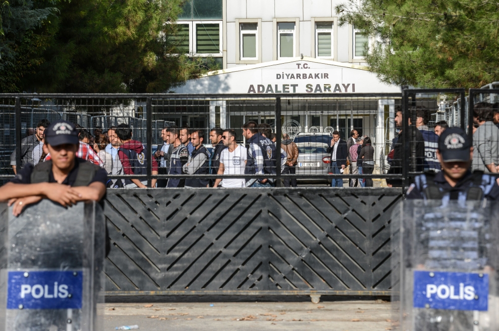 الشرطة التركية تعتقل رئيس تحرير صحيفة جمهوريت المعارضة الشرطة التركية تعتقل رئيس تحرير صحيفة جمهوريت المعارضة