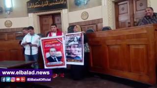 انصار مبارك يرفعون لافتات للرئيس بالزى العسكرى