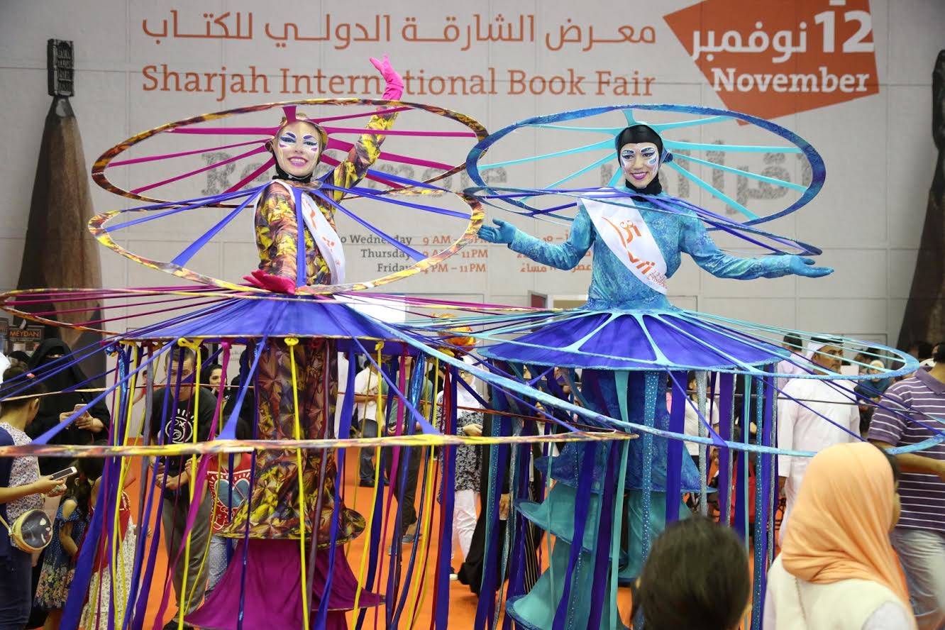 عروض بهلوانية وألعاب ترفيهية في معرض الشارقة للكتاب