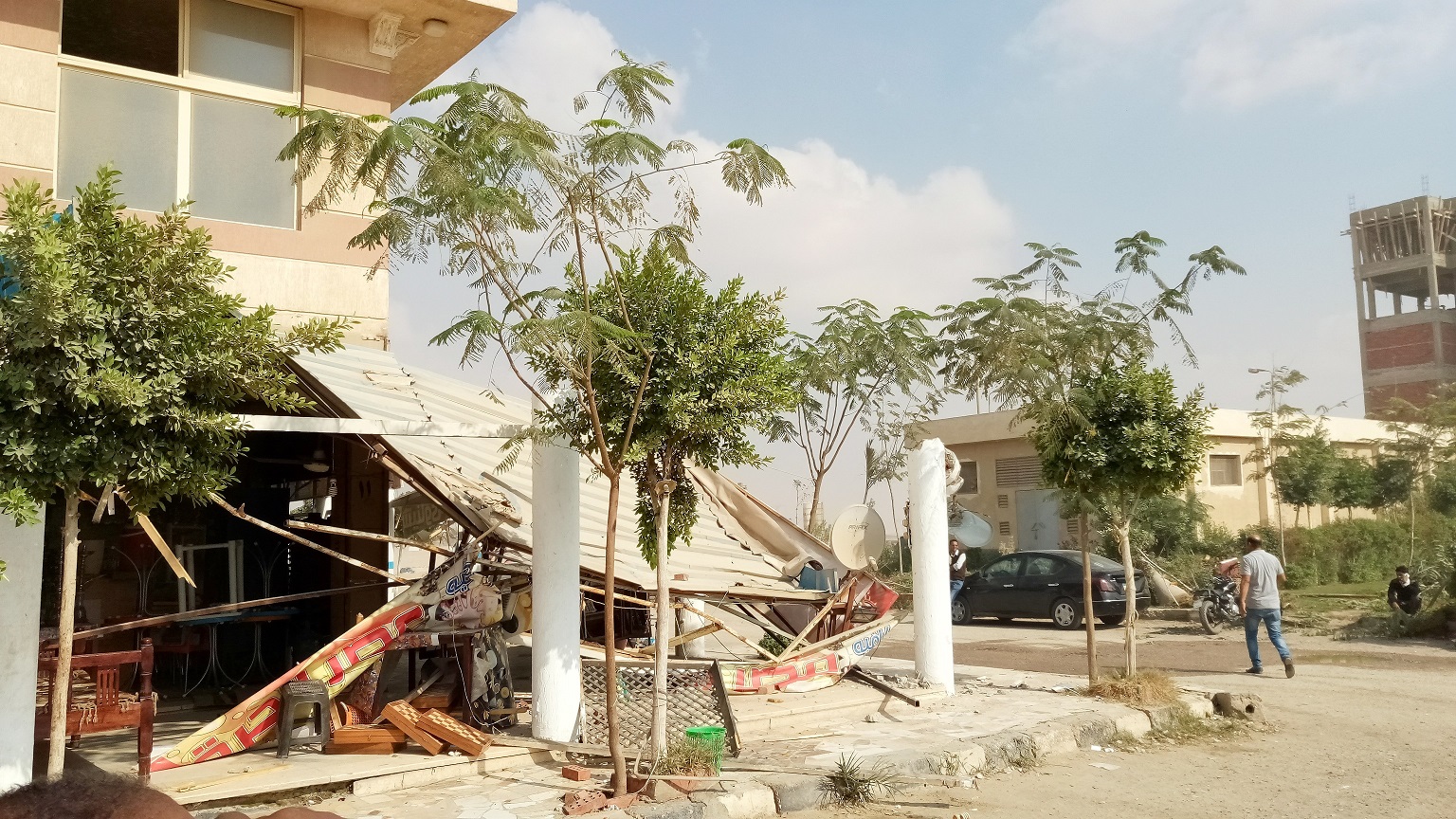 جانب من حملة إزالة المخالفات بالعبور