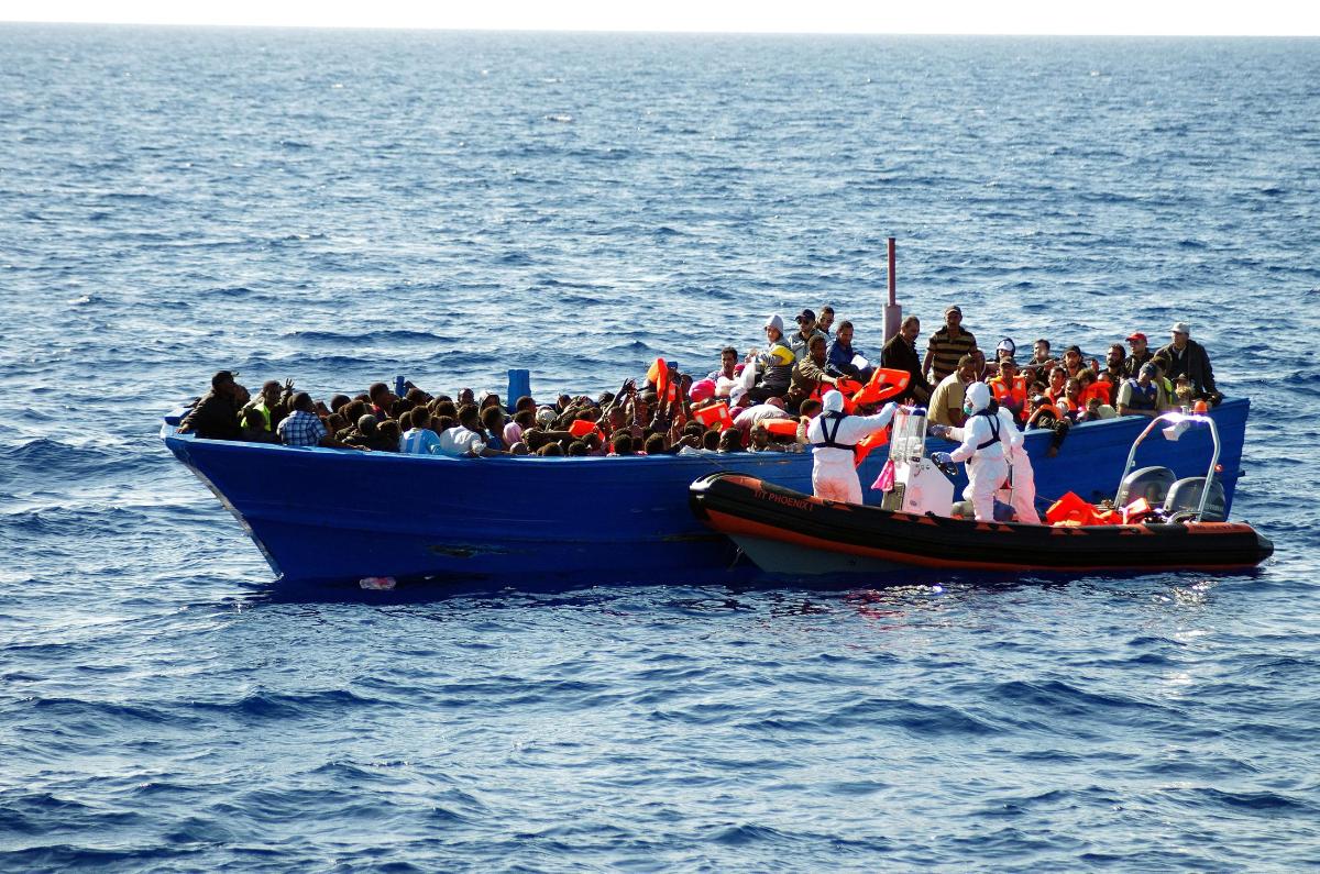 إيطاليا: إنقاذ 2200 مهاجر في البحر المتوسط وغرق 10 أخرين