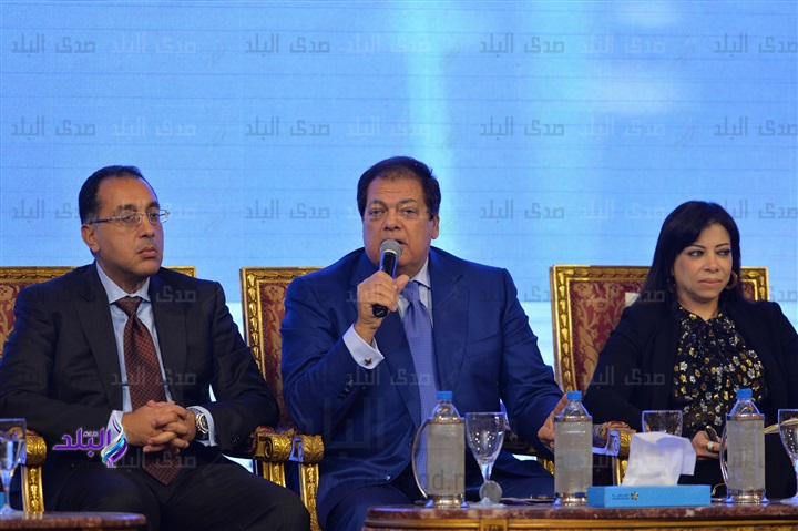 أبو العينين أثناء حديثة بالمؤتمر وبجوارة وزير الاسكان