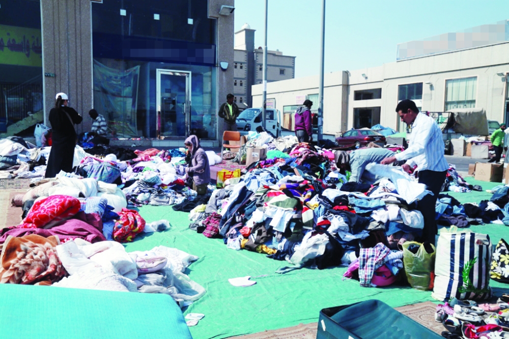 سوريون يتبرعون بملابس للفقراء