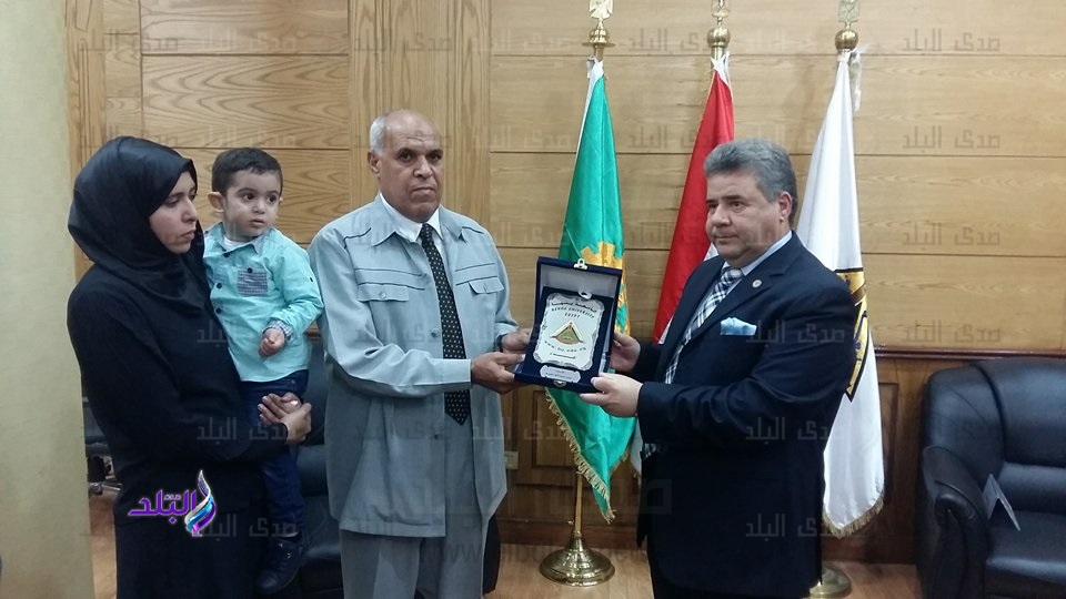 مجلس عمداء جامعة بنها يكرم أسرة الشهيد النقيب عبدالله الجندى