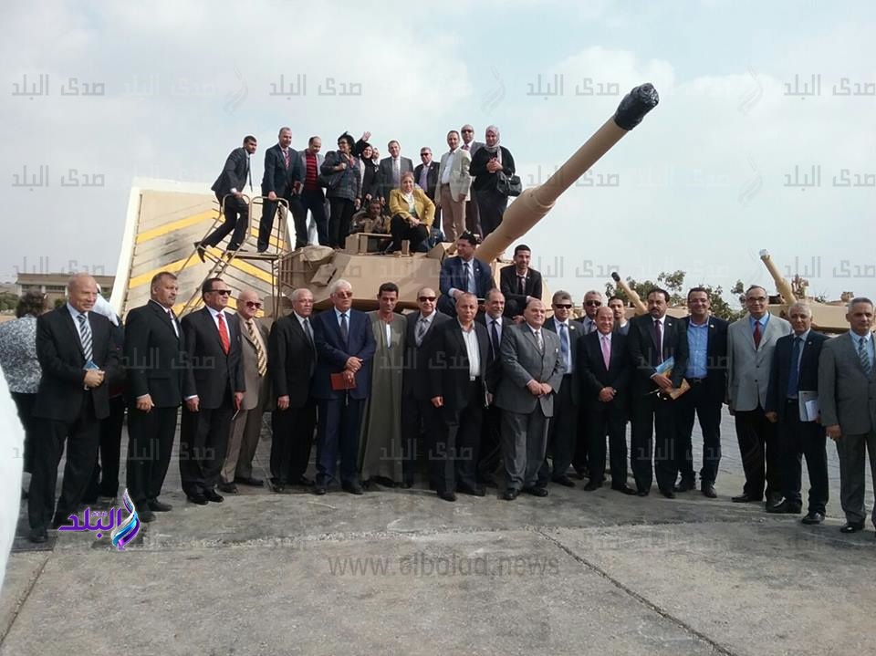 صورة تذكارية لوزير الإنتاج الحربي مع أعضاء البرلمان صورة تذكارية لوزير الإنتاج الحربي مع أعضاء البرلمان