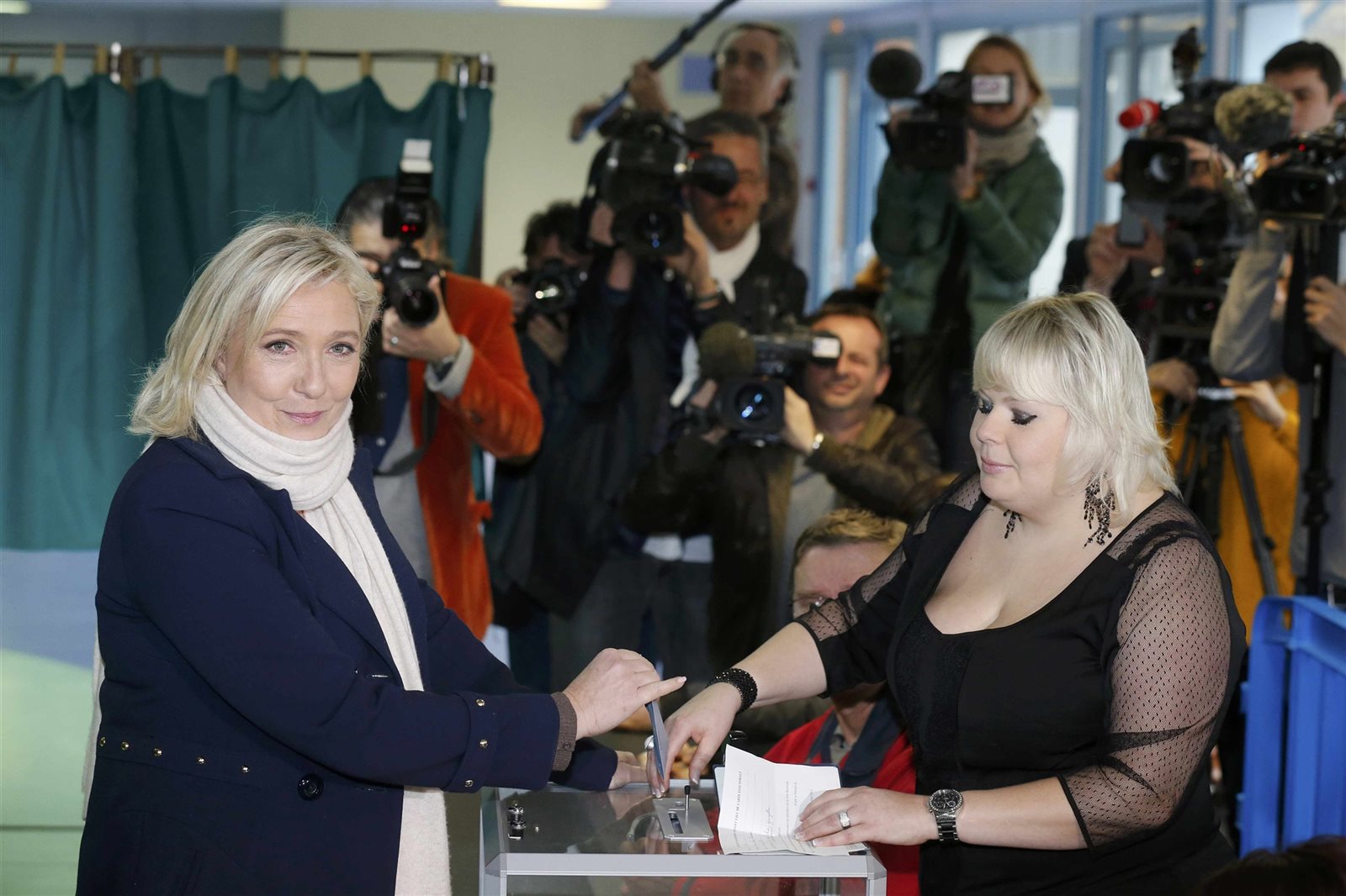 مارين لوبان زعيمة حزب الجبهة الوطنية اليميني المتطرف مارين لوبان زعيمة حزب الجبهة الوطنية اليميني المتطرف