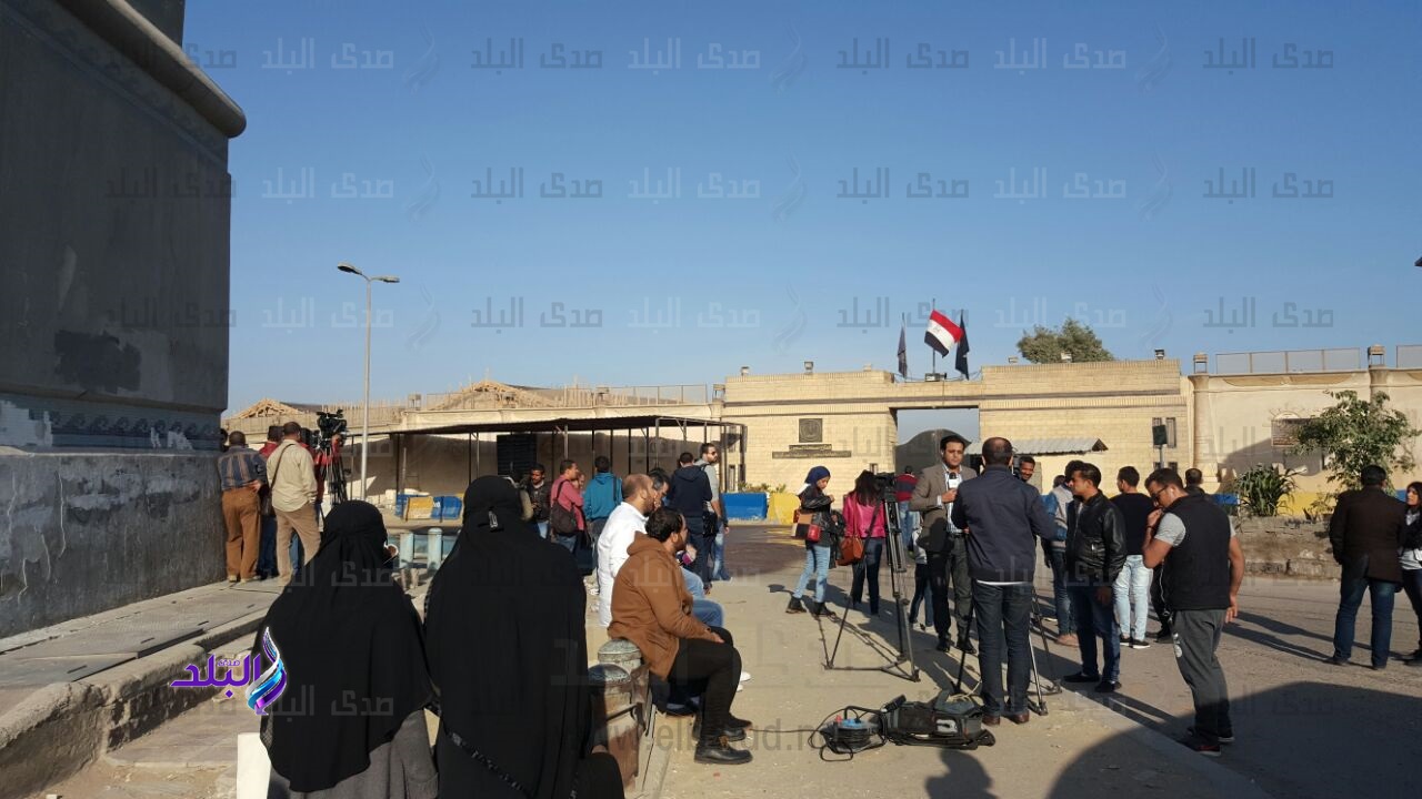 أهالي المحبوسين أمام سجن طرة أهالي المحبوسين أمام سجن طرة