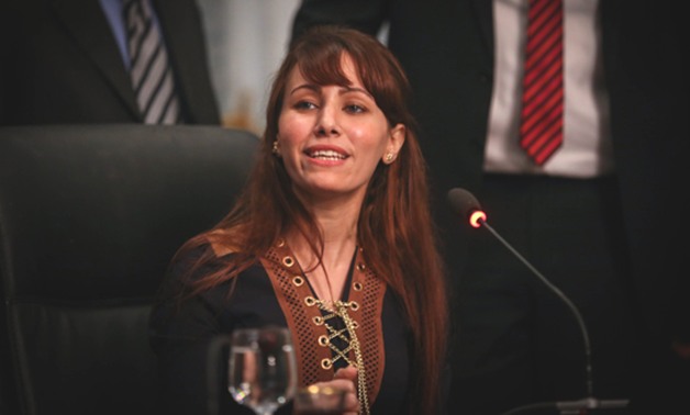 دينا عبد العزيز 