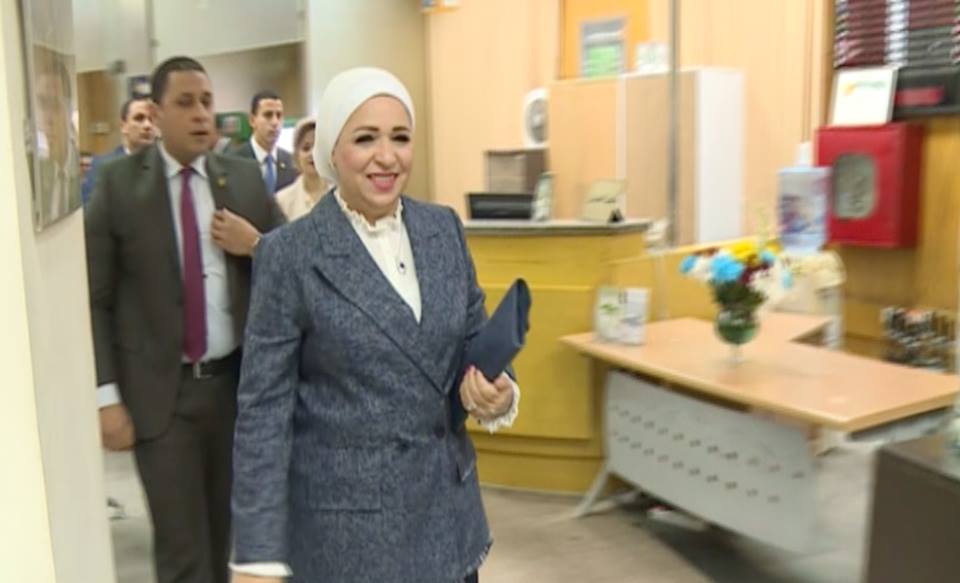 السيدة انتصار - حرم الرئيس عبد الفتاح السيسي خلال التبرع