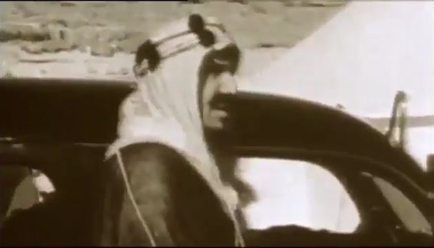لحظة دخول أول سيارة إلى السعودية يركبها الملك عبد العزيز لحظة دخول أول سيارة إلى السعودية يركبها الملك عبد العزيز