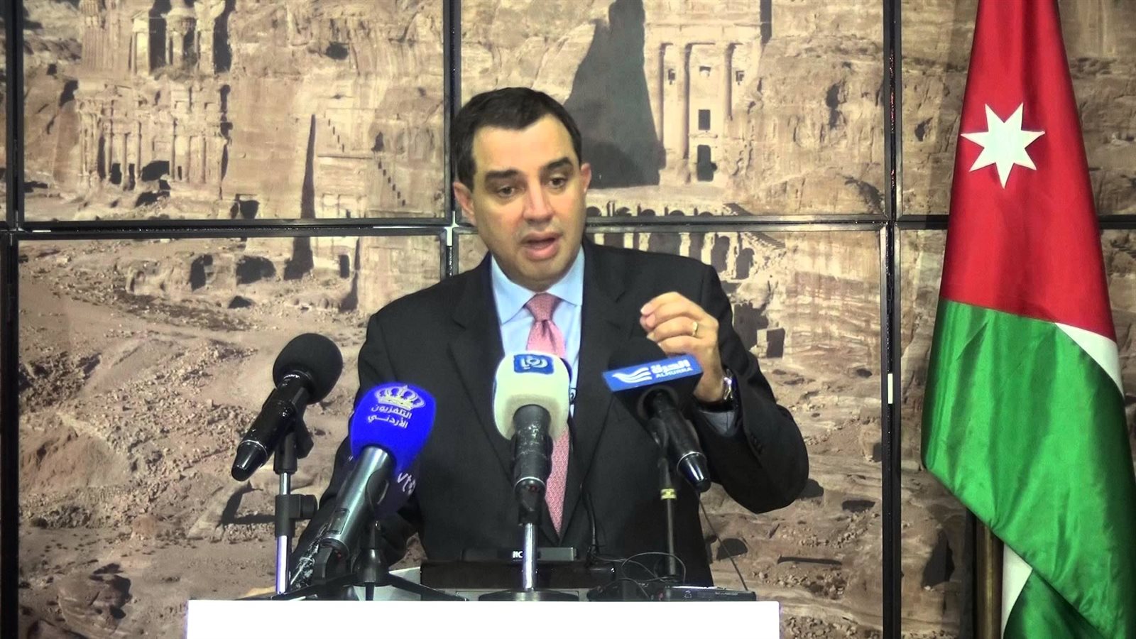 وزير التخطيط والتعاون الدولي عماد نجيب الفاخوري وزير التخطيط والتعاون الدولي عماد نجيب الفاخوري