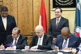 جانب من التوقيع