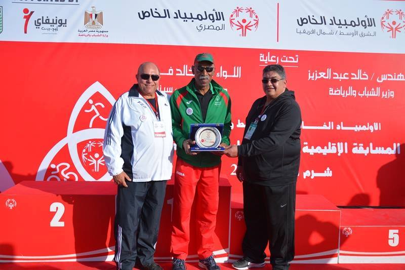 أيمن عبد الوهاب خلال تسليمه الجوائز أيمن عبد الوهاب خلال تسليمه الجوائز