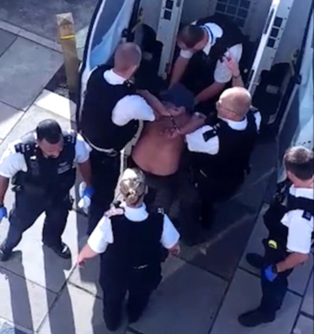 شاهد.. 4 ضباط يضربون رجل في منتصف الشارع بطريقة وحشية