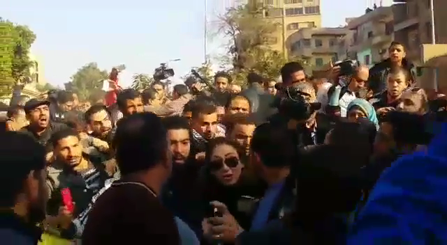 لحظة طرح ريهام سعيد من محيط الكنيسة البطرسية