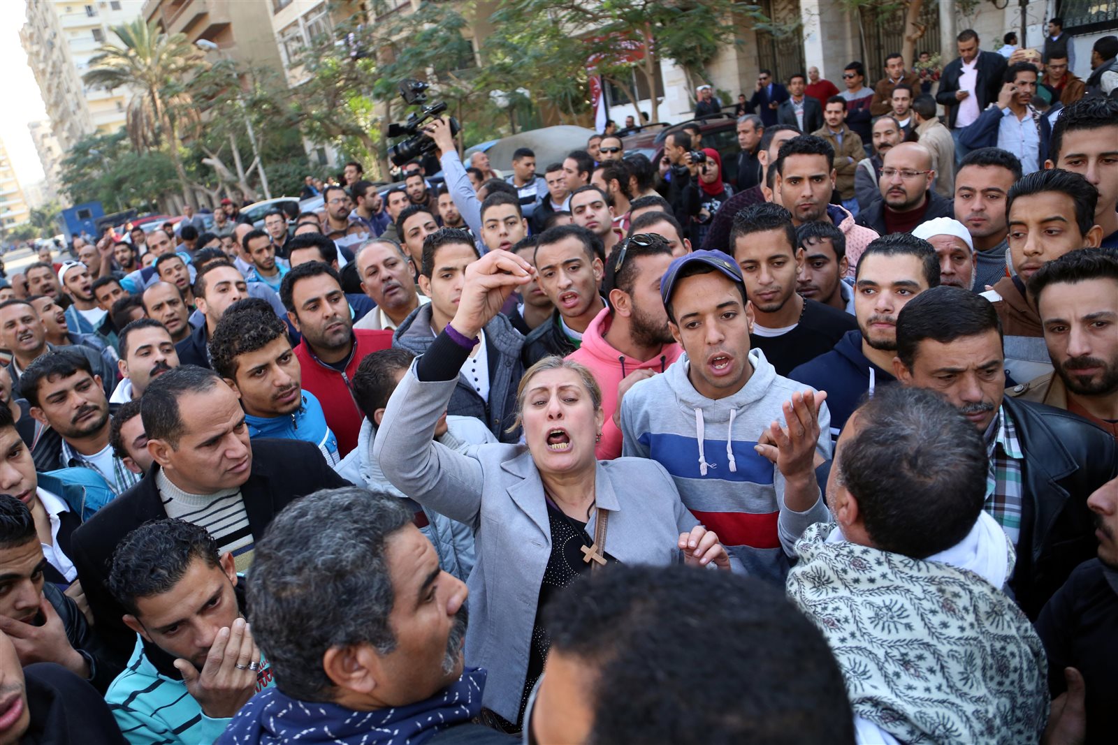 جثامين الشهداء تغادر مقر اغلجنازة الرسمية