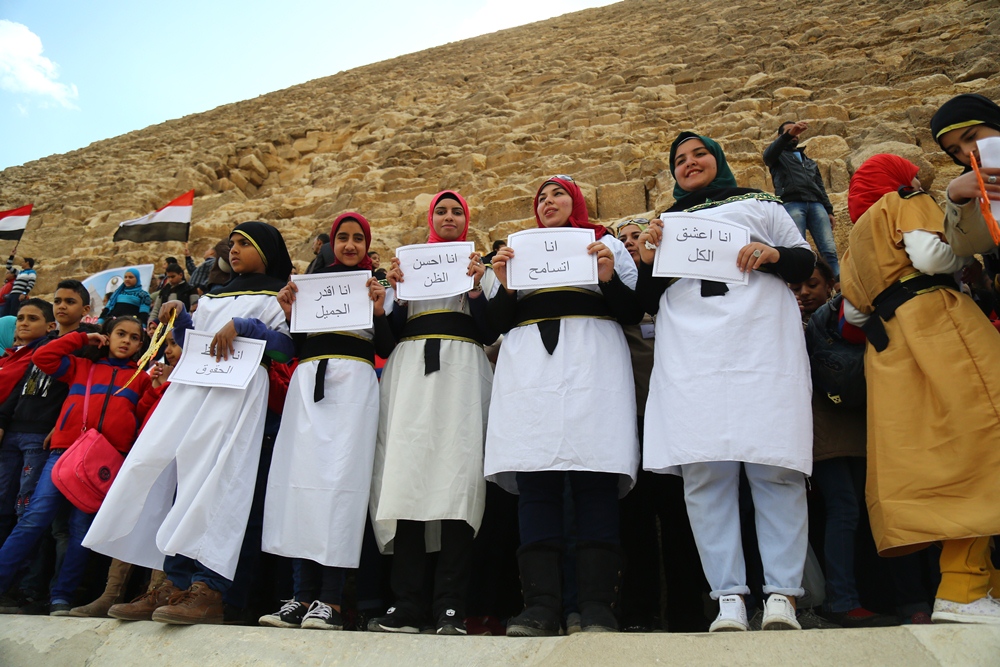 الأطفال أمام منطقة الاهرامات