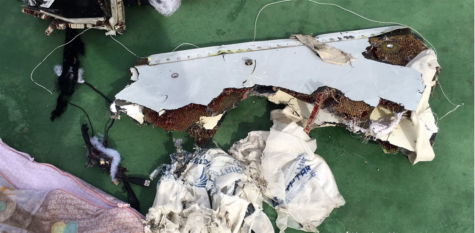بقايا حطام الطائرة المنكوبة القادمة من باريس بقايا حطام الطائرة المنكوبة القادمة من باريس