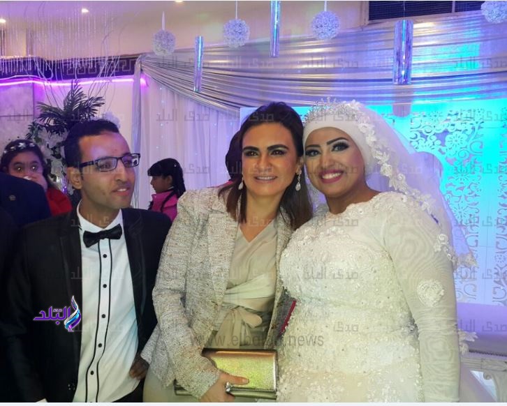 وزيرة التعاون الدولي تتوسط العروسين