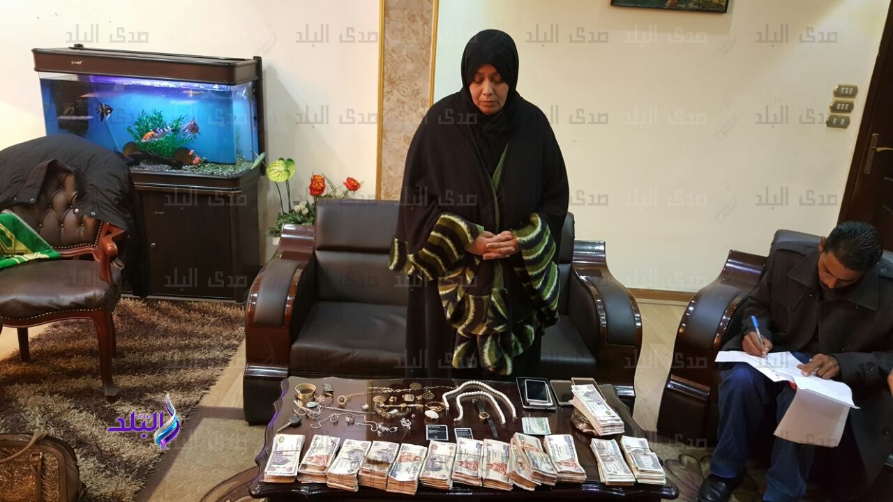 الخادمة الخادمة