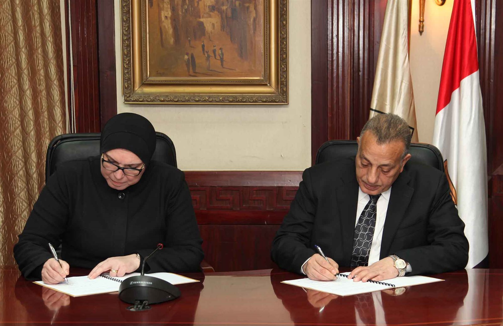 جانب من التوقيع