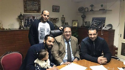جنش خلال تجديد عقده مع نادي الزمالك