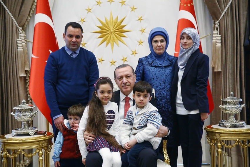 إردوغان يستقبل طفلة سورية إردوغان يستقبل طفلة سورية