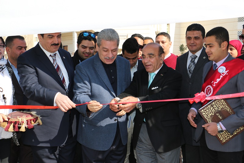 رئيس جامعة بنى سويف يفتتح المعرض الخيرى للملابس رئيس جامعة بنى سويف يفتتح المعرض الخيرى للملابس