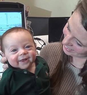  رد فعل طفل أصم يسمع صوت والديه للمرة الأولي