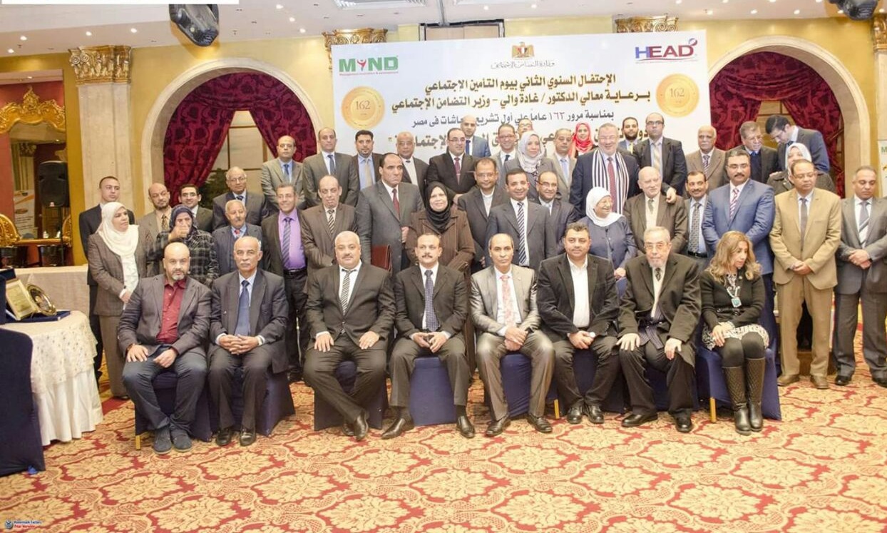 صورة جماعية للمكرمين وبعض الحضور صورة جماعية للمكرمين وبعض الحضور