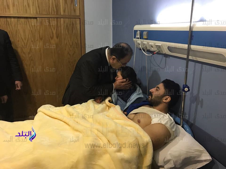 وزير الداخلية يقبل رأس نجلة ضابط مصاب