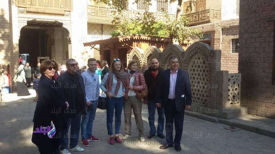 مدير القصر مع الوفد