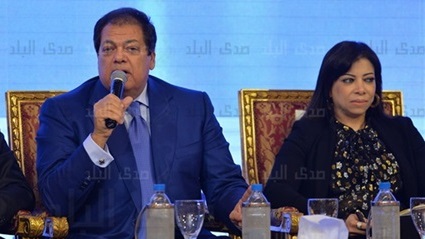 أبو العينين ووزيرة الاستثمار خلال مؤتمر اقتصادي سابق أبو العينين ووزيرة الاستثمار خلال مؤتمر اقتصادي سابق