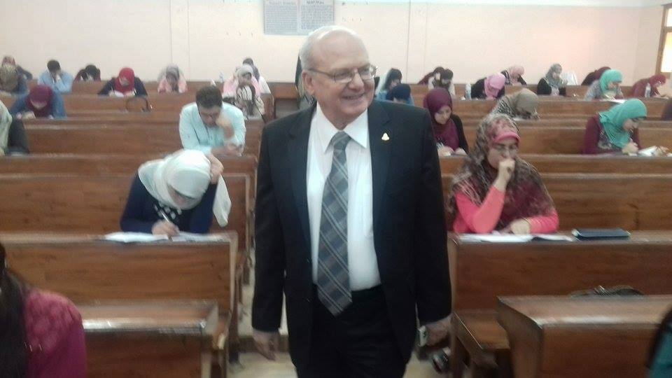 رئيس جامعة الزقازيق يتفقد الامتحانات رئيس جامعة الزقازيق يتفقد الامتحانات