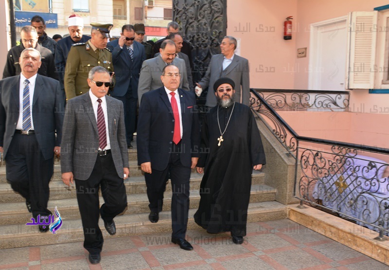 محافظ سوهاج ومدير الأمن يقدمان التهنئة للأقباط بعيد الميلاد