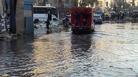 شلل مروري عقب انفجار ماسورة صرف صحي بشبرا الخيمة شلل مروري عقب انفجار ماسورة صرف صحي بشبرا الخيمة