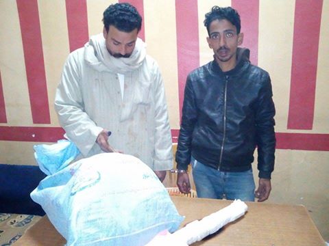 المتهمان بعد القبض عليهم المتهمان بعد القبض عليهم