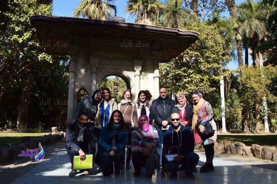 الطلاب مع مدير المتحف