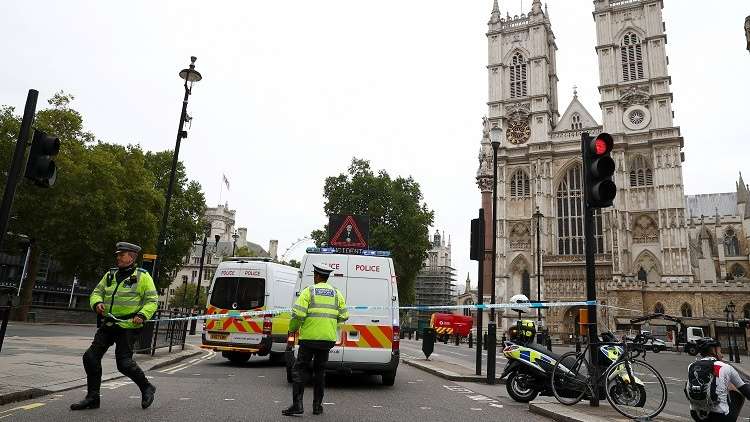  الشرطة البريطانية تغلق جسر وستمنستر فى لندن