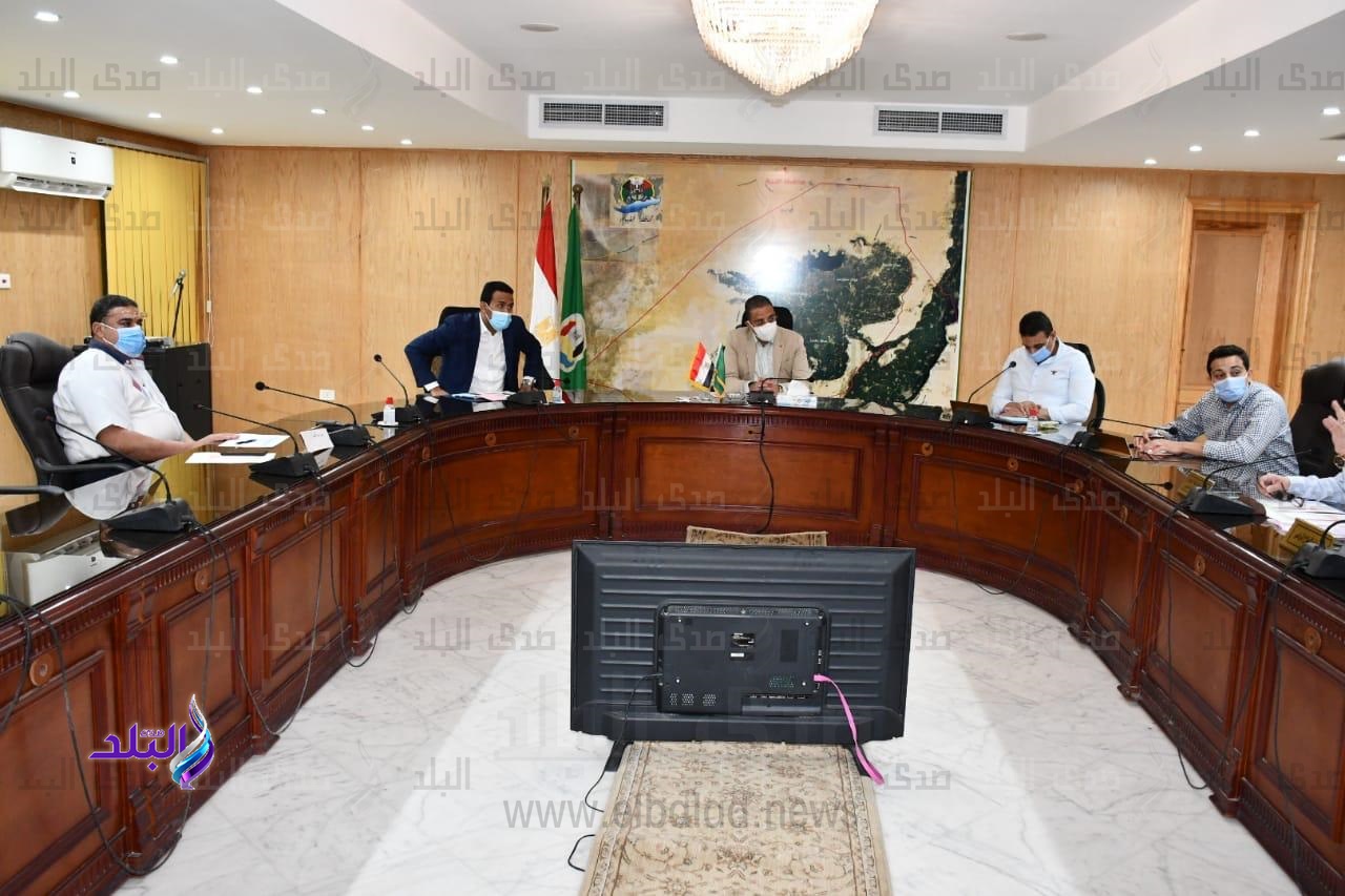 محافظ الفيوم يتابع آليات تنفيذ مشروعات الصرف الصحي 