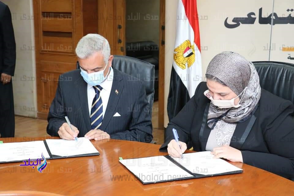 جانب من التوقيع