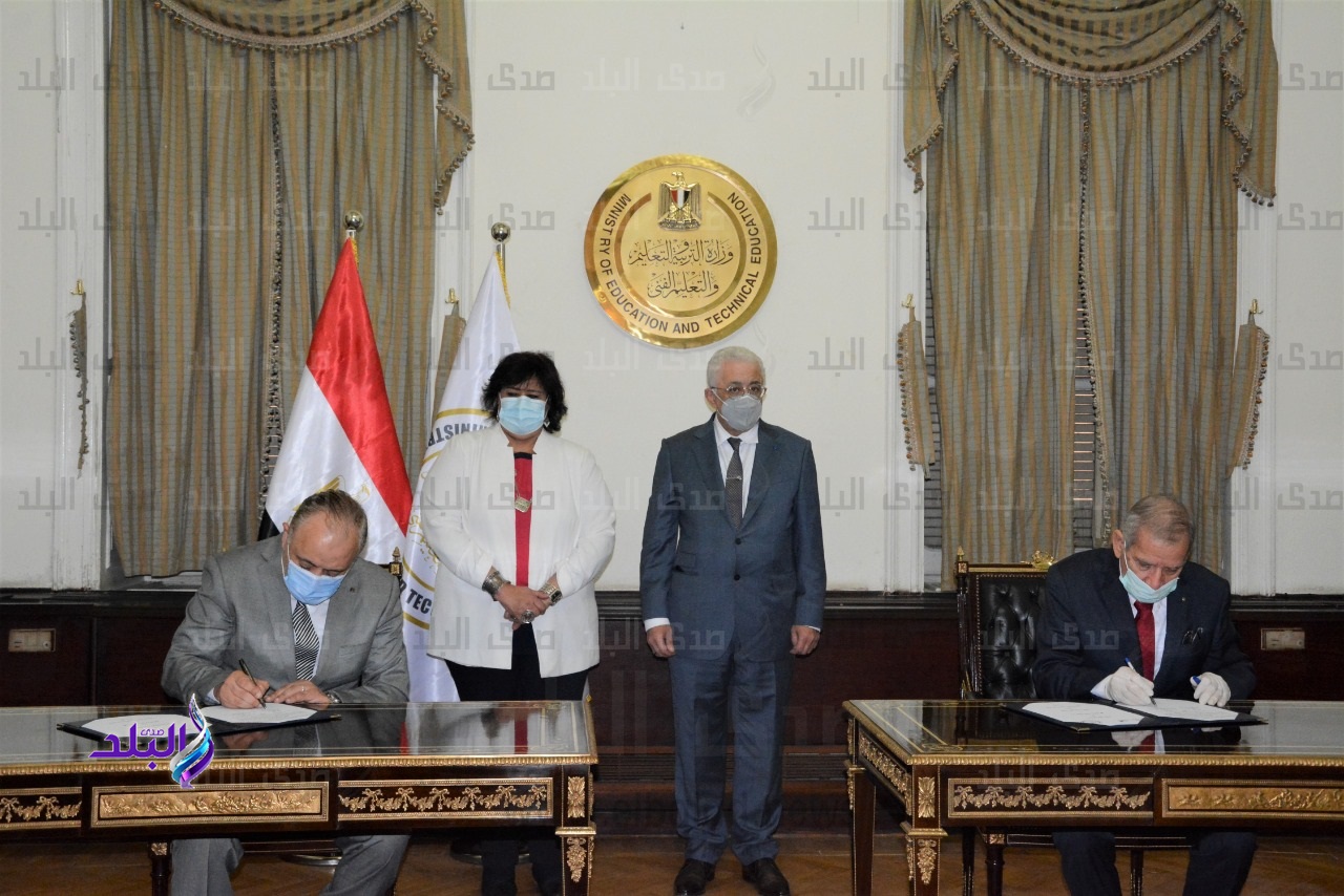 أثناء توقيع البروتوكول