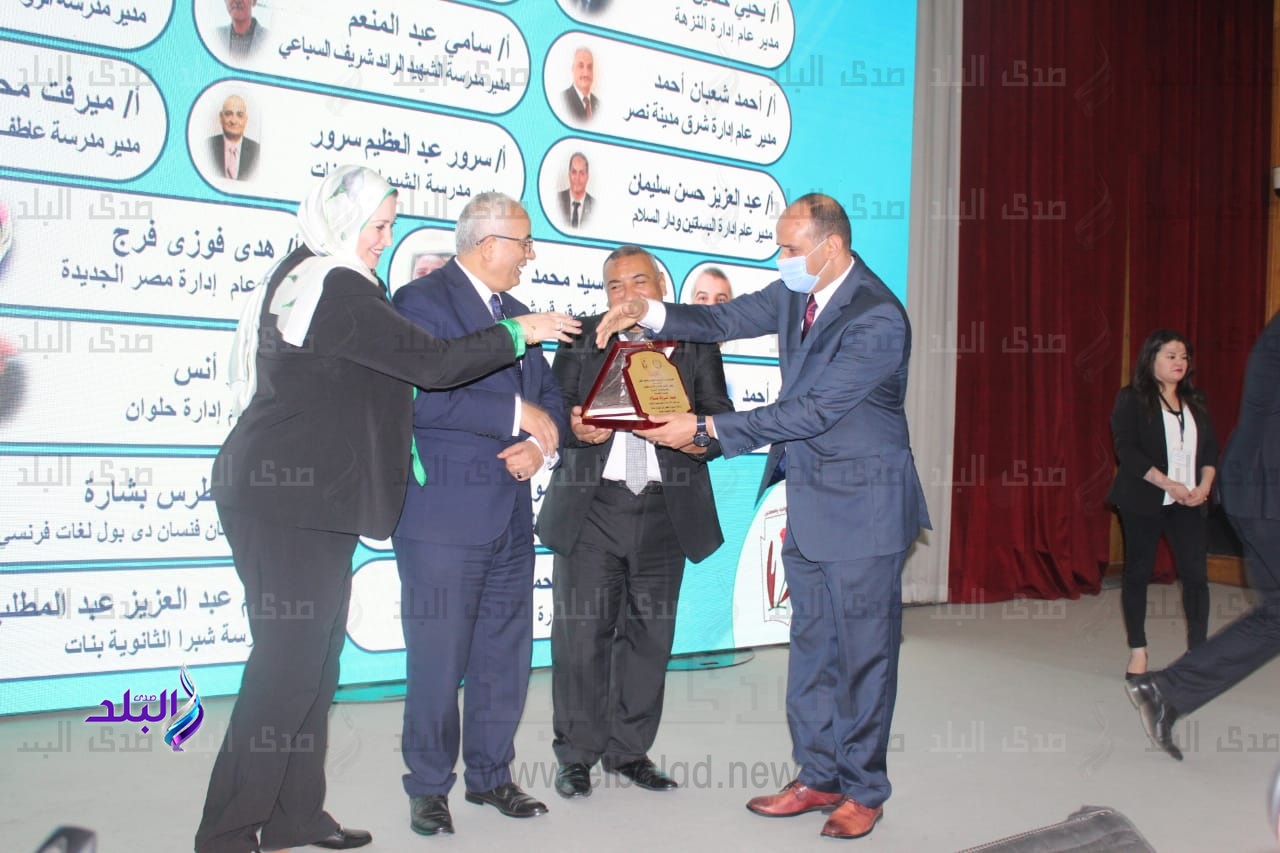 رضا حجازى يكرم مدير تعليم القاهرة ومديري المدارس رضا حجازى يكرم مدير تعليم القاهرة ومديري المدارس