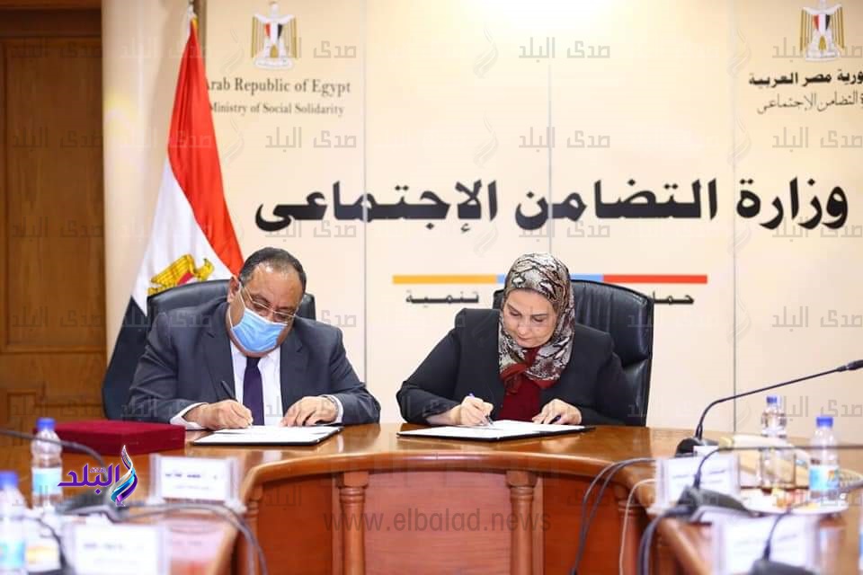 جانب من التوقيع