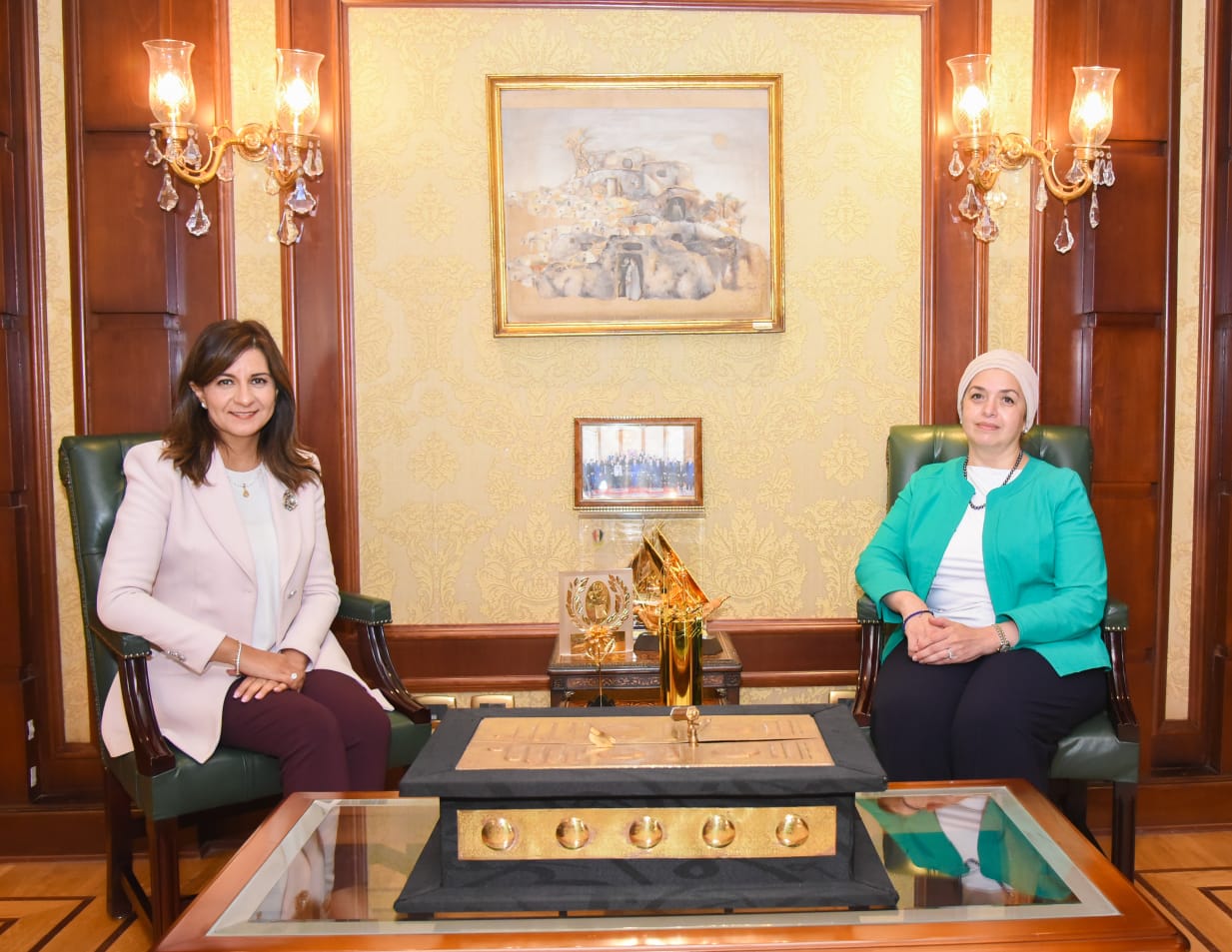 وزيرة الهجرة 