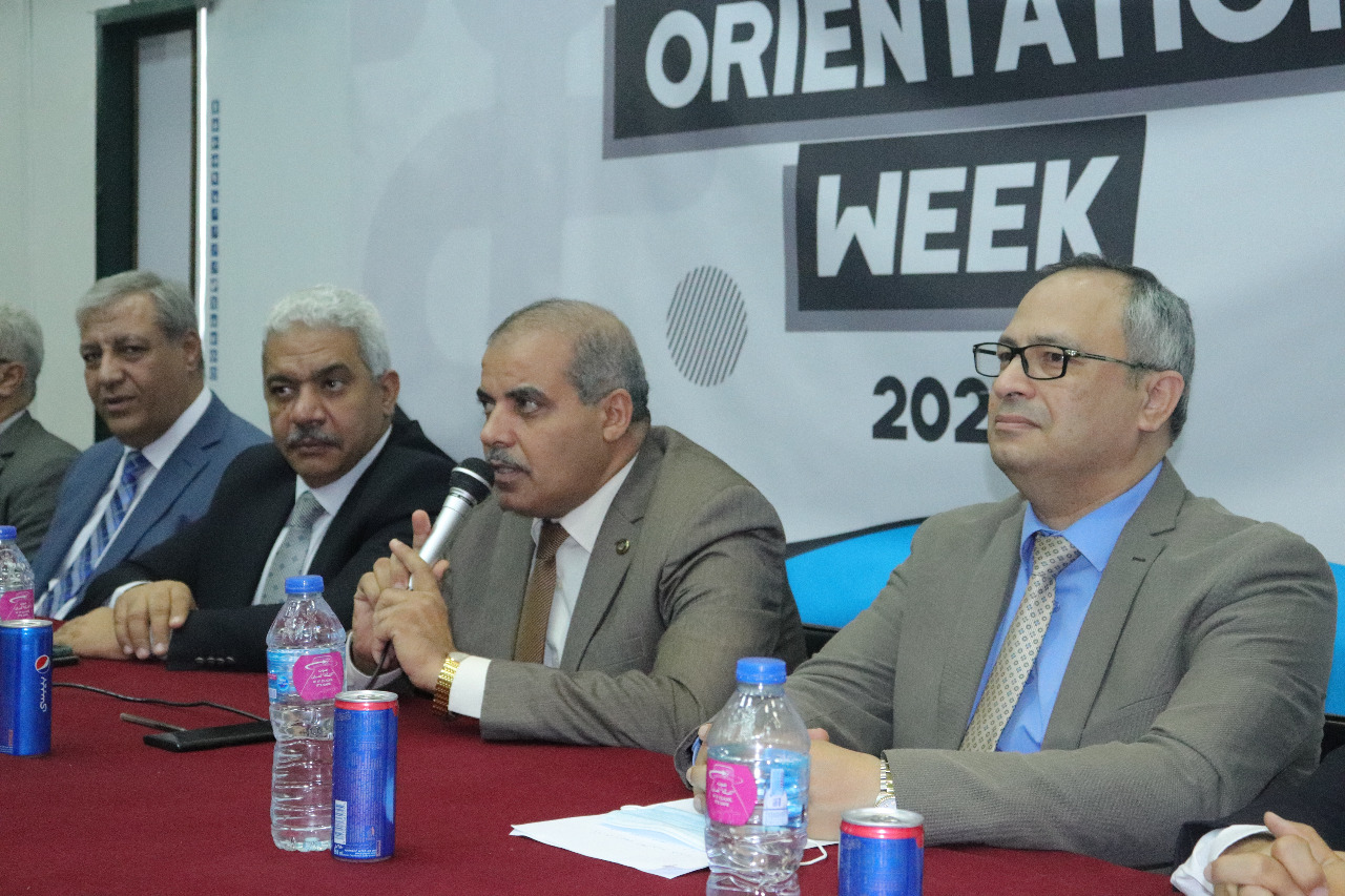 رئيس جامعة الأزهر مع الطلاب الجدد 