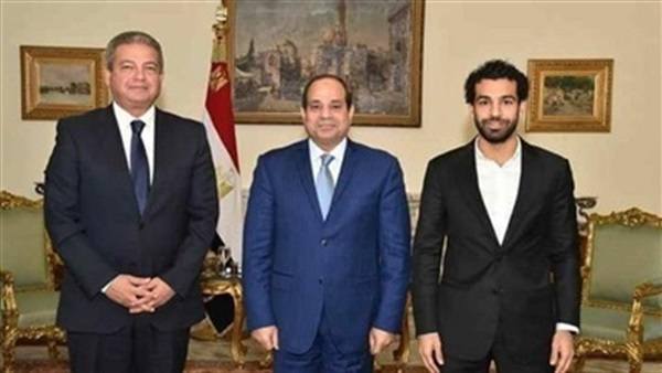 الرئيس السيسي خلال لقاءه اللاعب الدولي محمد صلاح