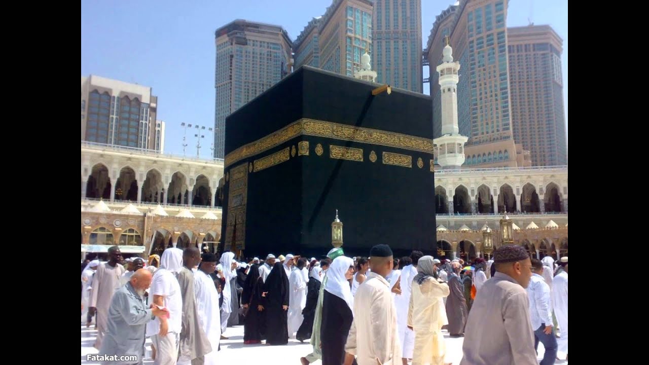 المسلمين يؤدون شعيرة العمرة 